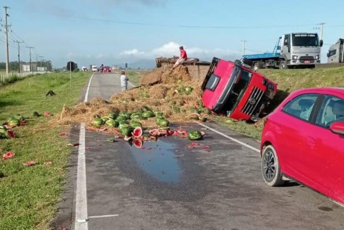 Caminhão tomba e deixa melancias espalhadas, em Laguna