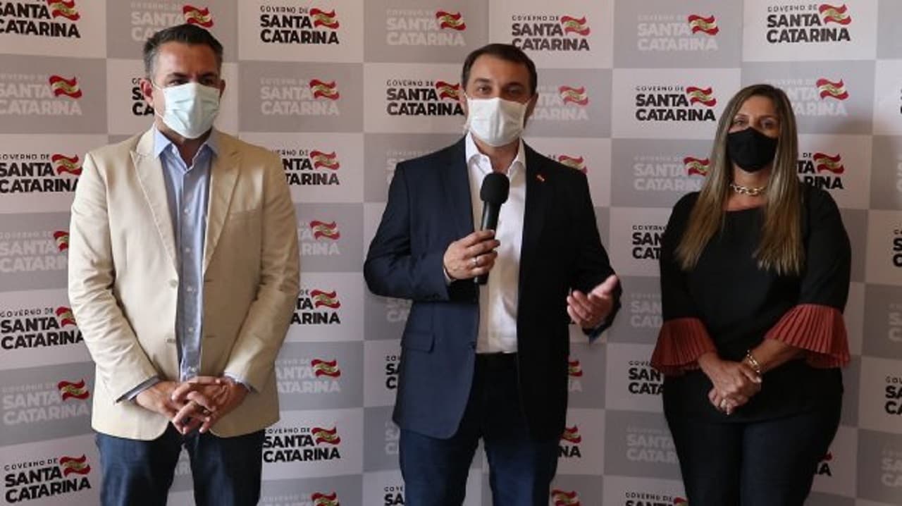 Governador Carlos Moisés anuncia implantação de escola cívico-militar em Tubarão