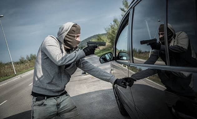Motorista é feito refém por bandidos armados durante roubo de carro, em Tubarão