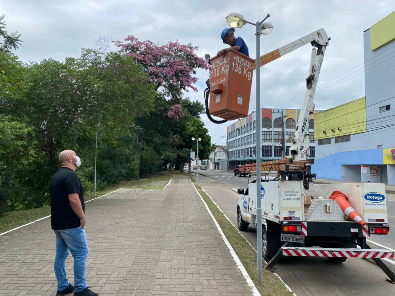 Iniciada a manutenção do sistema de iluminação do parque linear