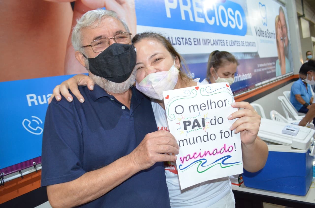 Dia de vacinação tem emoção, choro e homenagens