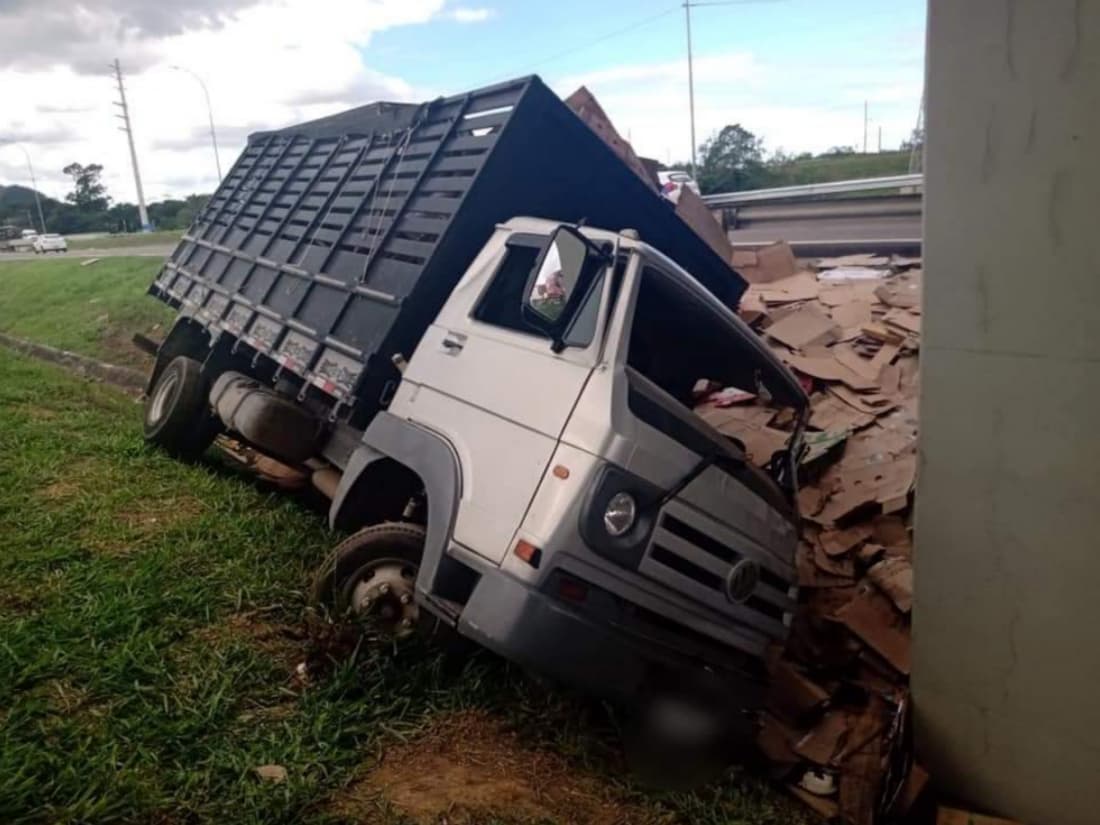 Caminhoneiro fica preso às ferragens na BR-101