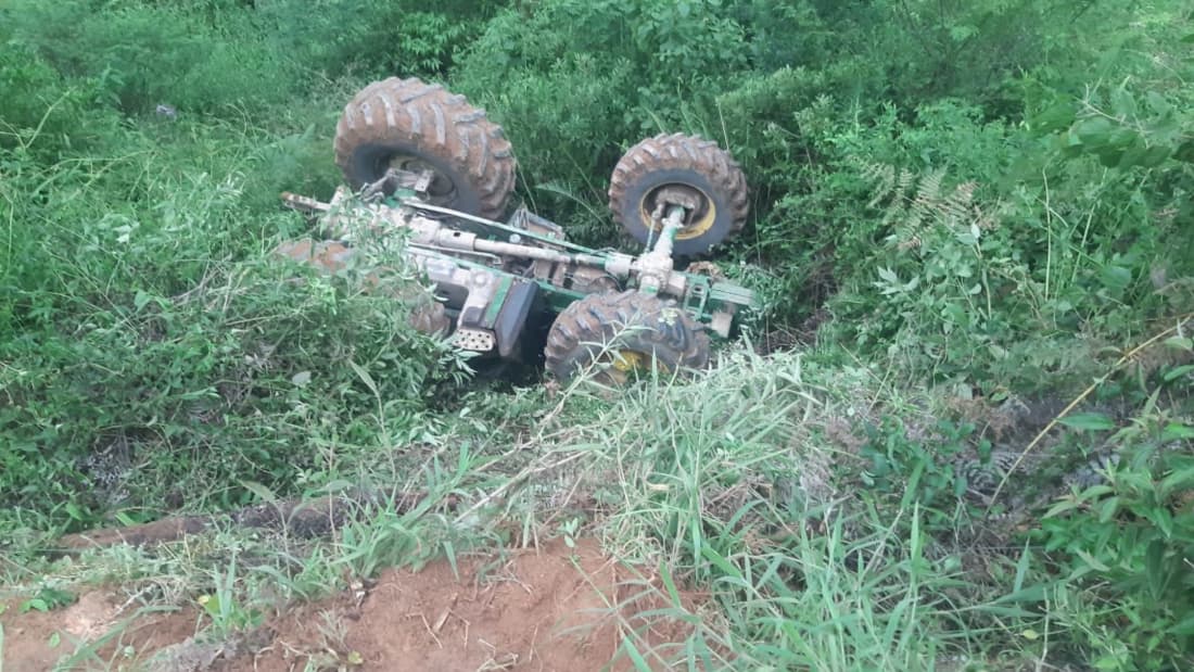 Condutor de trator morre após cair em barranco e capotar
