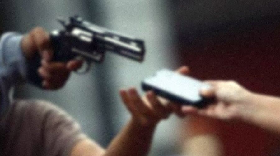 Criança tem celular roubado enquanto brincava com amigo