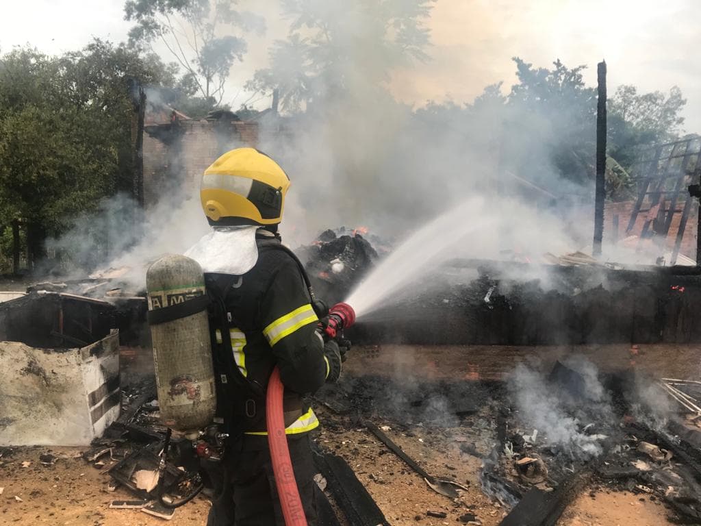 Casa é totalmente destruída por incêndio