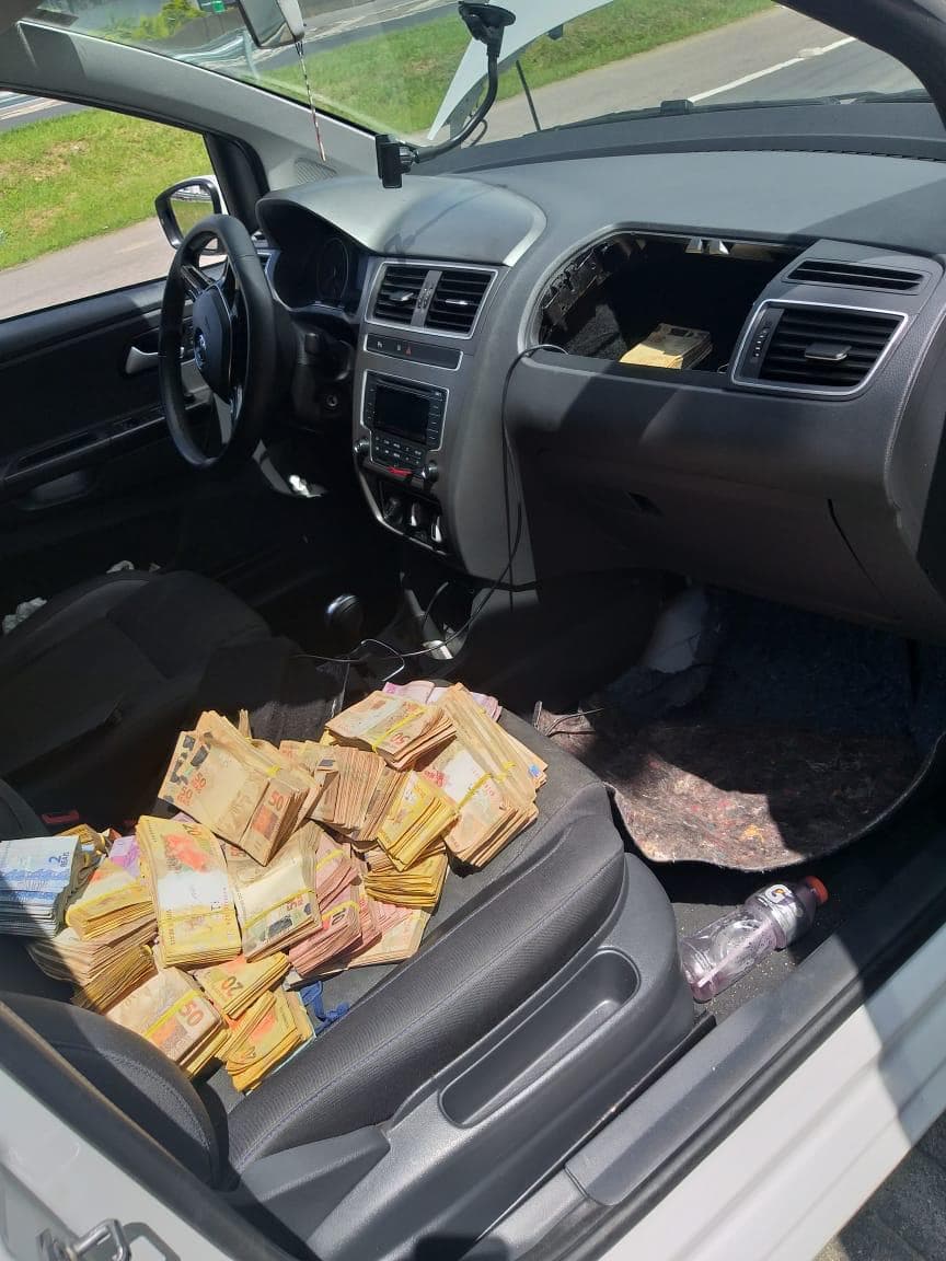 Homens são presos em Tubarão com quase R$ 130 mil