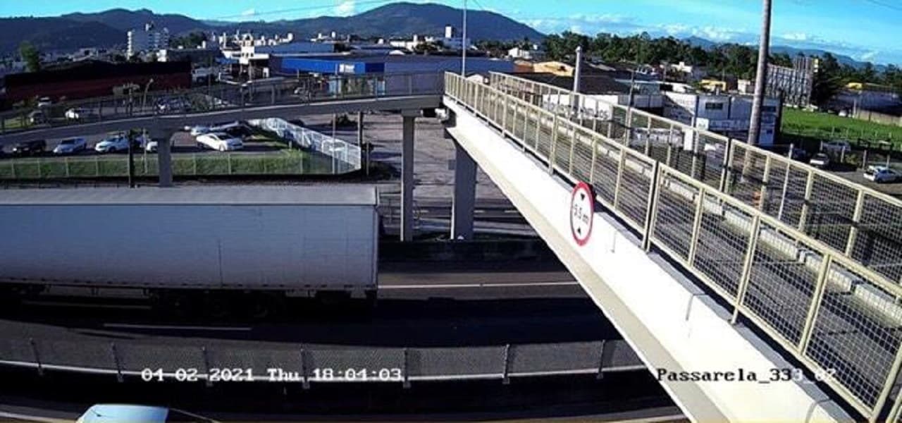 Passarelas da BR 101 Sul têm câmeras instaladas pela CCR ViaCosteira