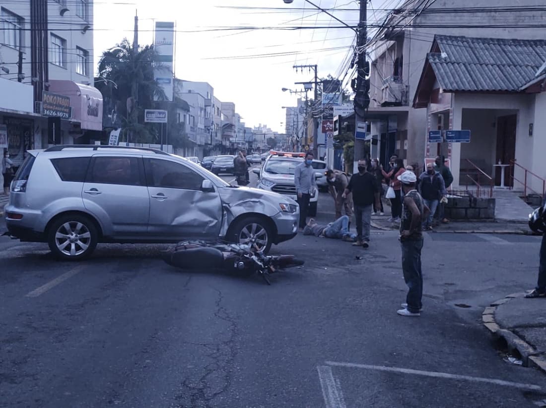 Motociclista fica ferido em acidente envolvendo moto e carro