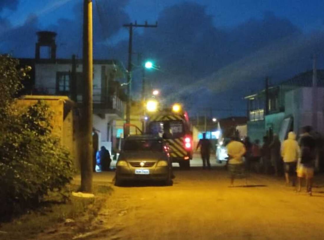 Durante briga, homem é esfaqueado em Laguna