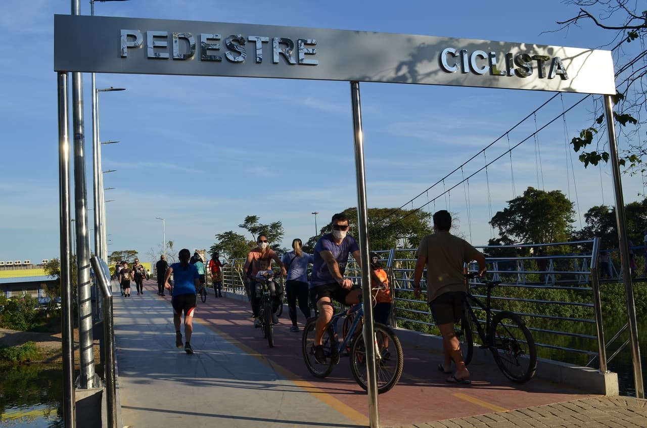 Motociclistas que atravessam a Passarela Ângelo Zaboti são multados