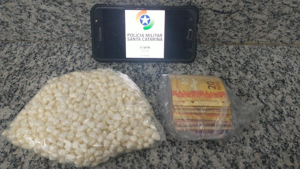 Policiais militares com ajuda de cão policial localizam 800 pedras de crack escondidas em Tubarão