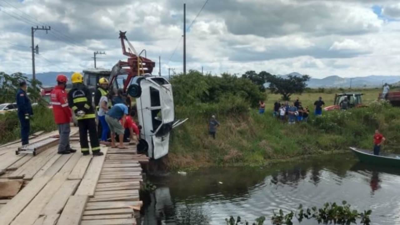 Carro com três ocupantes cai da ponte da Jabuticabeira; uma pessoa está desaparecida