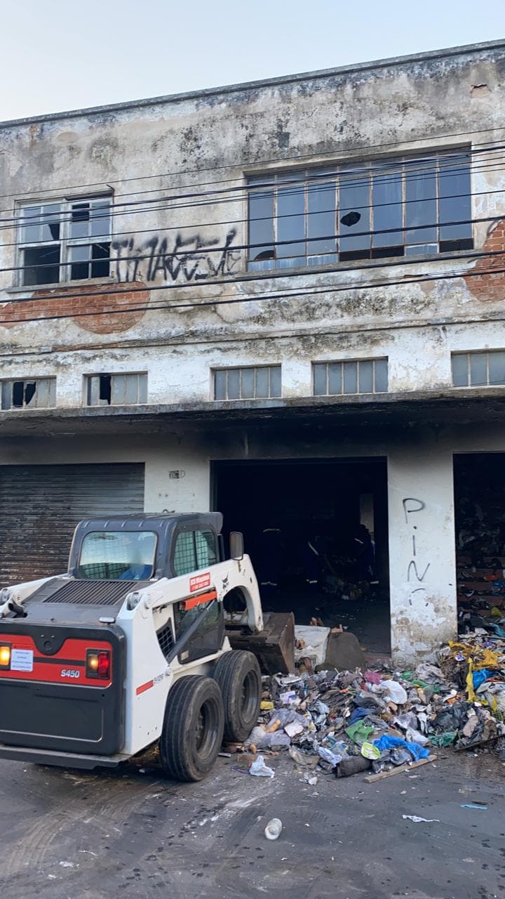 Após reclamação de vereador, Prefeitura de Tubarão recolhe mais de sete toneladas de lixo em imóvel abandonado