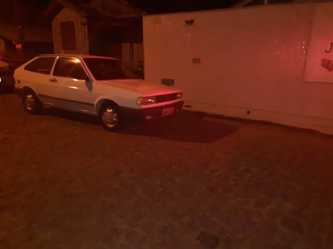 Homem encontra carro furtado e detém suspeitos até chegada da PM