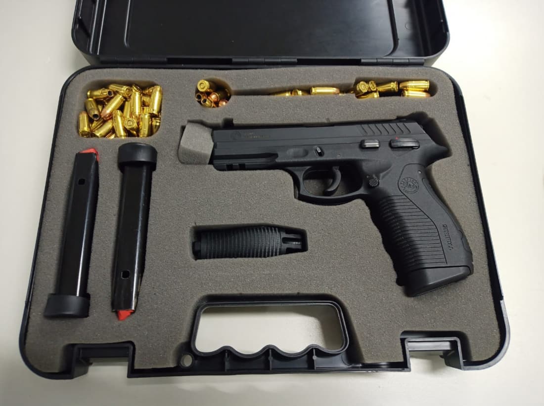 PRF apreende arma com mãe e filho