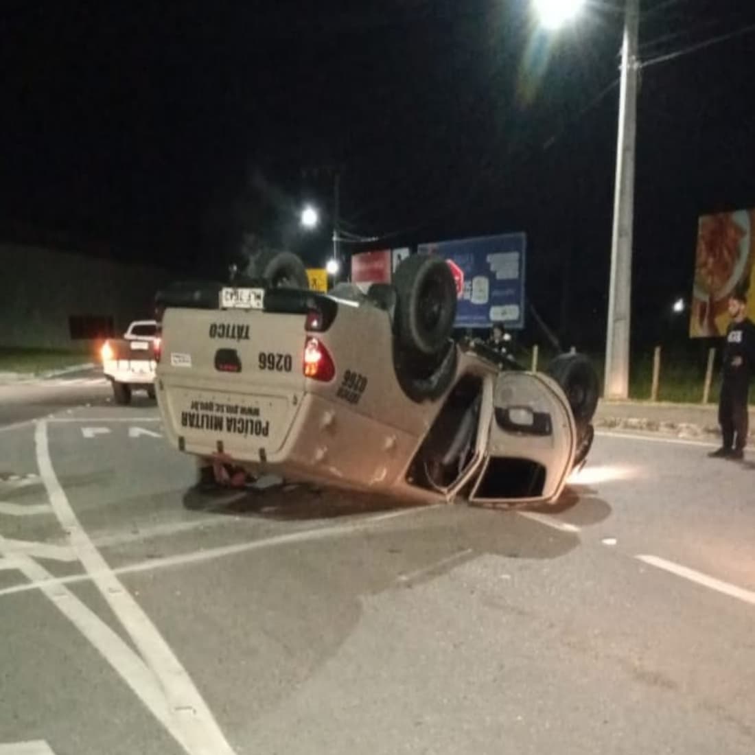 Viatura do PPT capota no acesso de Laguna