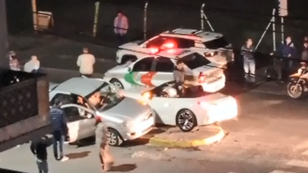 Motorista de BMW ultrapassa sinal vermelho e bate em outro carro; um bebê ficou ferido