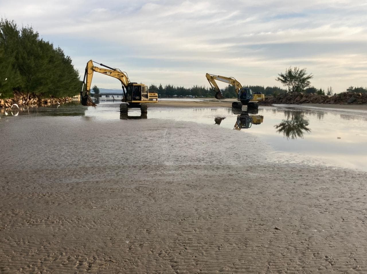 Começa o desassoreamento da Barra do Camacho