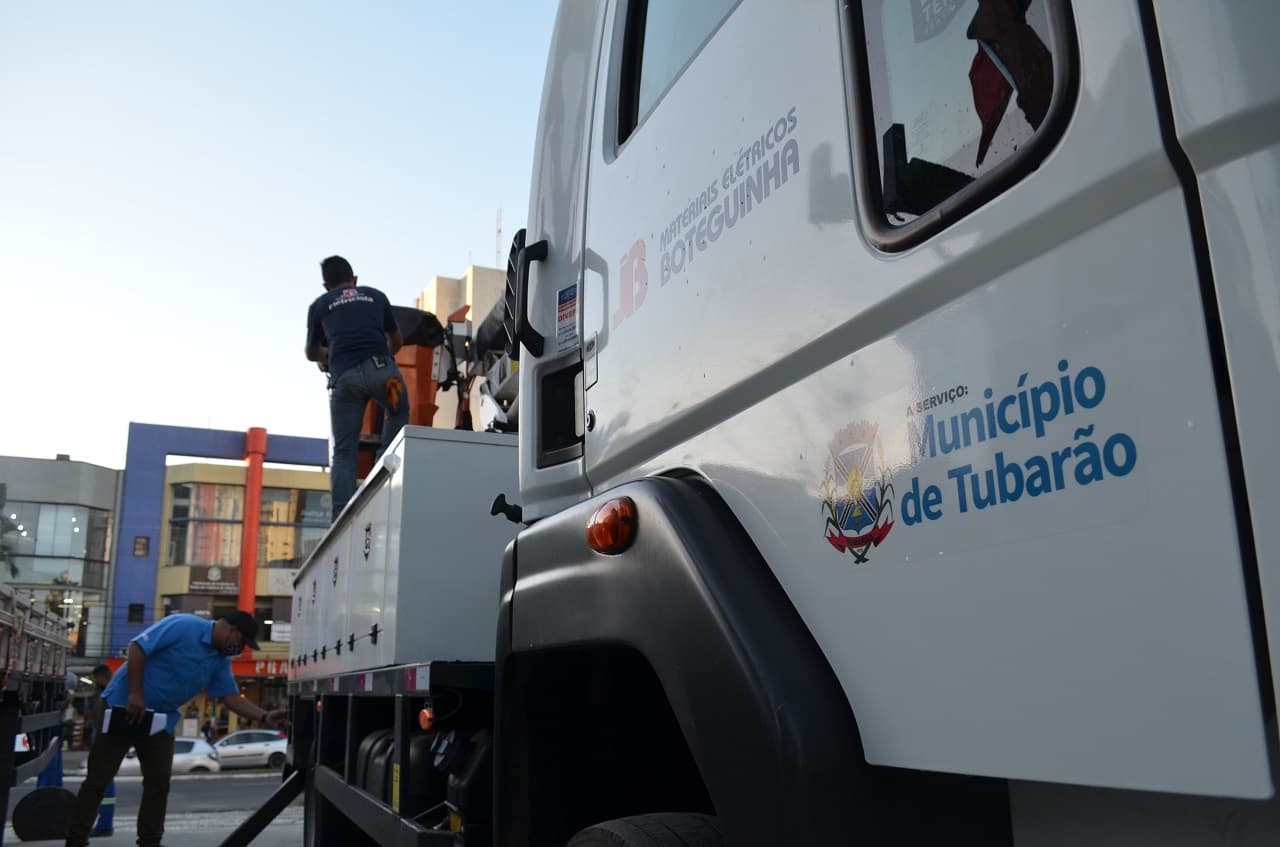 Empresa terceirizada da Cosip apresenta novos veículos para manutenção da iluminação pública