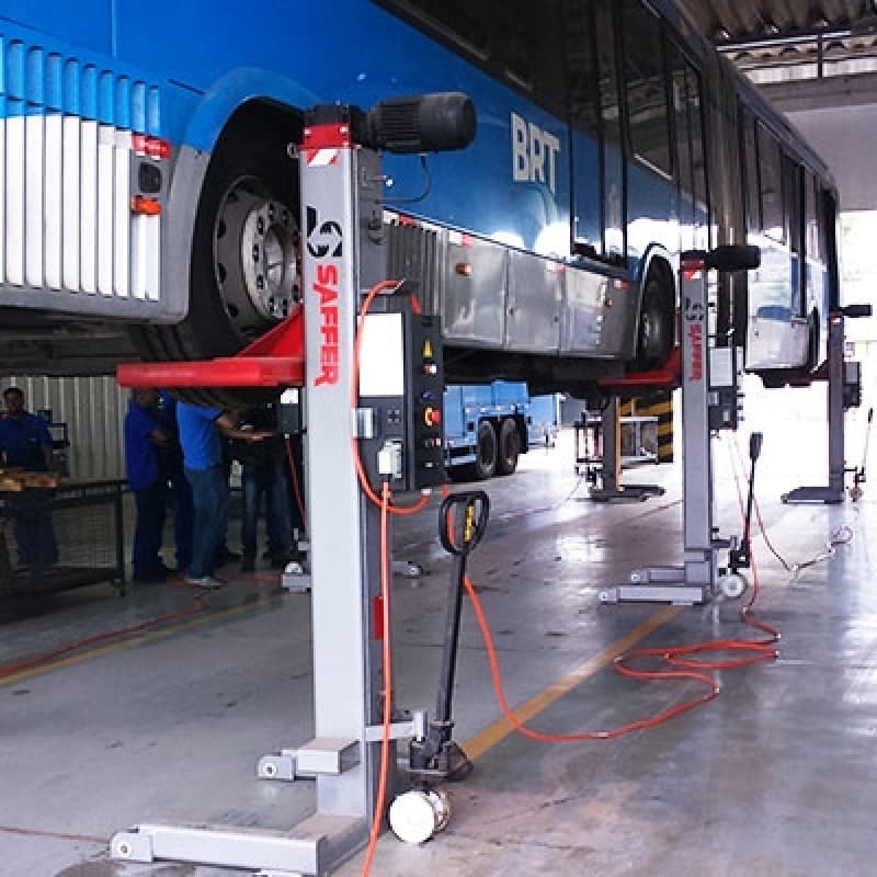 Veículo cai em cima de homem, após elevador automotivo falhar