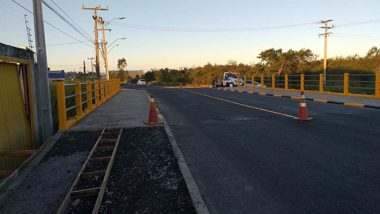 Ponte sobre o Rio Corrêa recebe pintura e sinalização