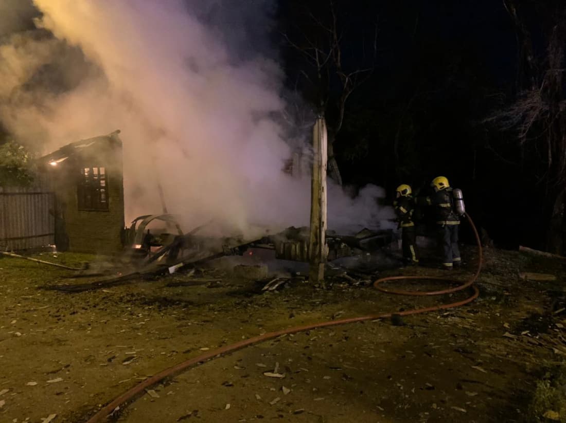 Casa é destruída por incêndio em Tubarão