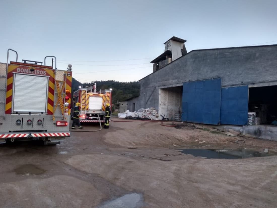 Silo de grãos pega fogo e prejuízo ultrapassa os R$ 20 mil