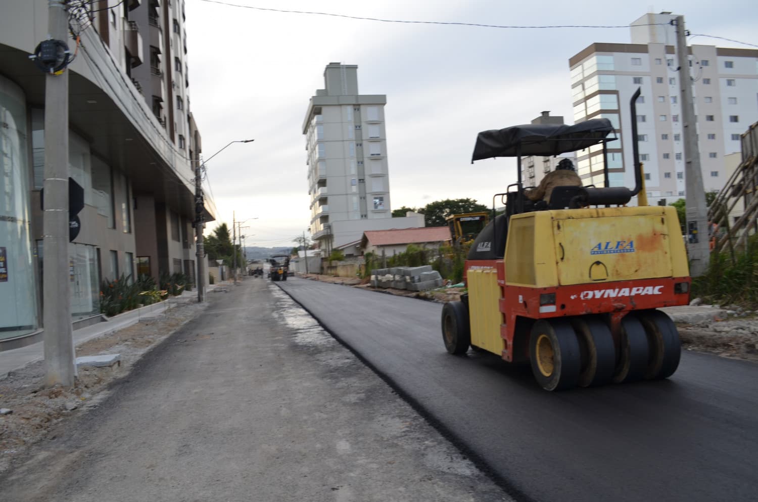 Iniciada a pavimentação do último trecho dos acessos da ponte Prefeito Paulinho May