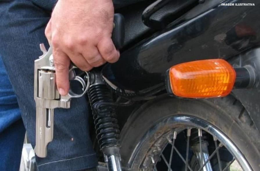 Dupla de moto comete assalto à mão armada em plena luz do dia