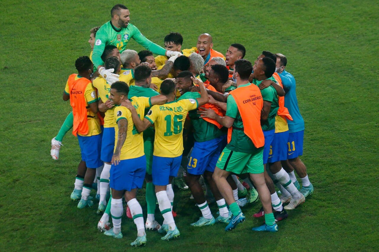 COPA AMÉRICA: Com polêmica e gol no finzinho, Brasil vence a Colômbia e avança em 1º