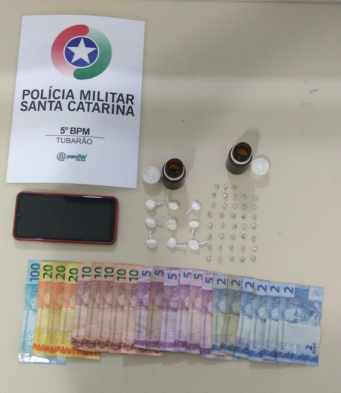 Cão policial encontra drogas escondidas em terreno por traficantes