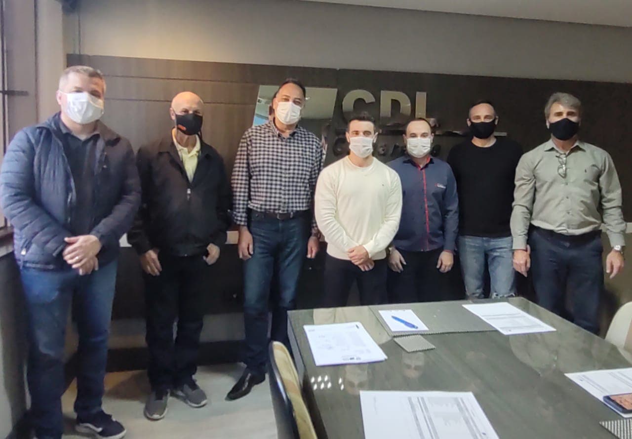 CDL firma parceria para facilitar recrutamento de candidatos a vagas de trabalho, em Tubarão