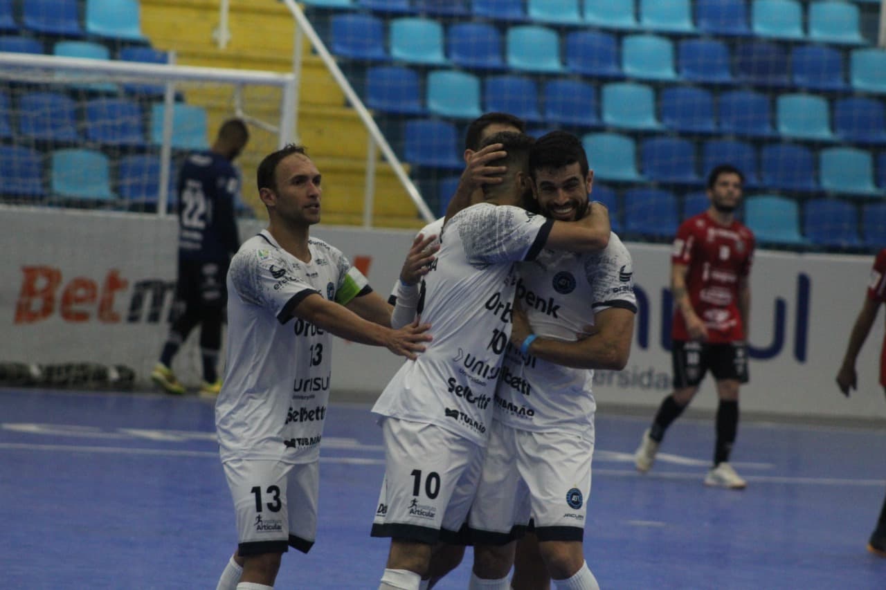 LIGA: Tubarão Futsal vence o Campo Mourão na Arena