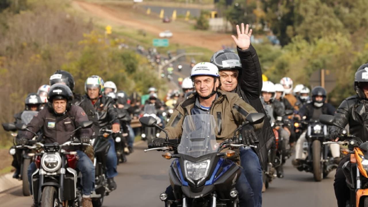 Bolsonaro participa de passeio de moto com apoiadores em SC