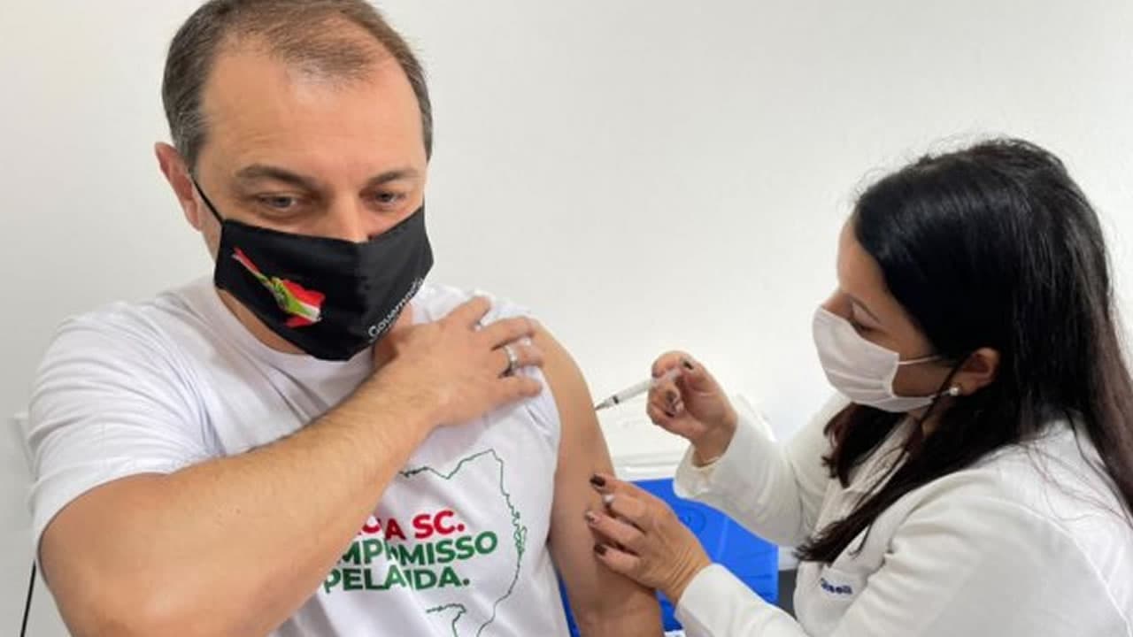 Governador Carlos Moisés recebe a primeira dose da vacina contra a Covid-19