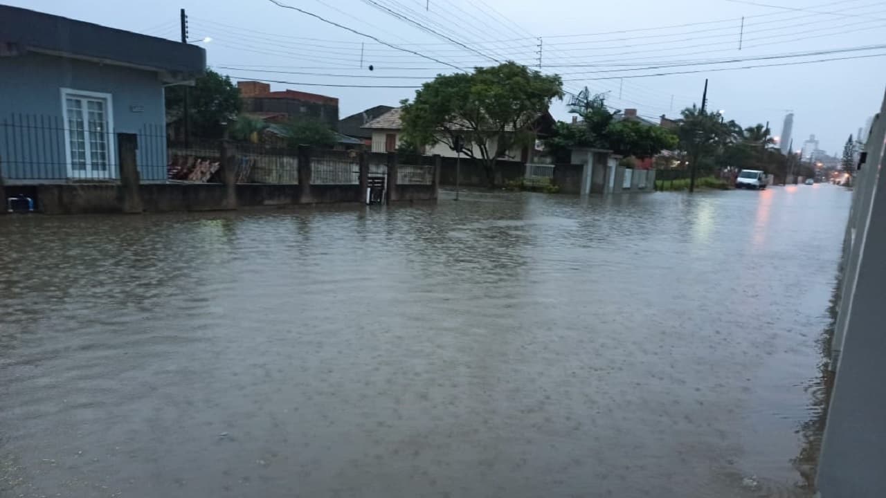 Algumas escolas e postos de saúde terão atendimentos suspensos em virtude da chuva
