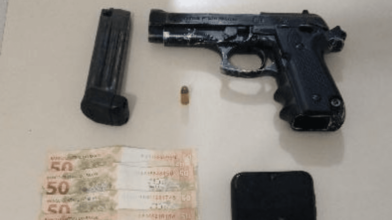 Jovem com pistola na cintura é preso em bar por policial de folga