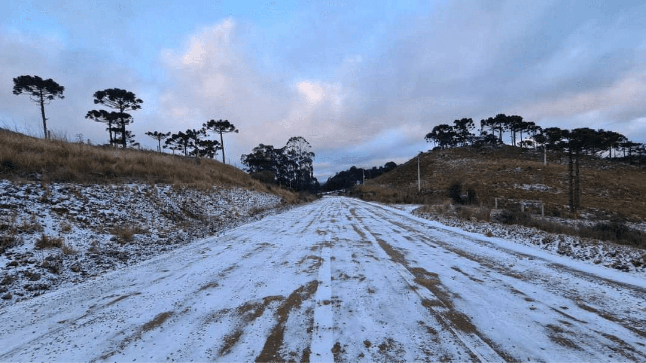 Neve e temperaturas de até -7°C marcam a madrugada desta quinta-feira (29) em SC