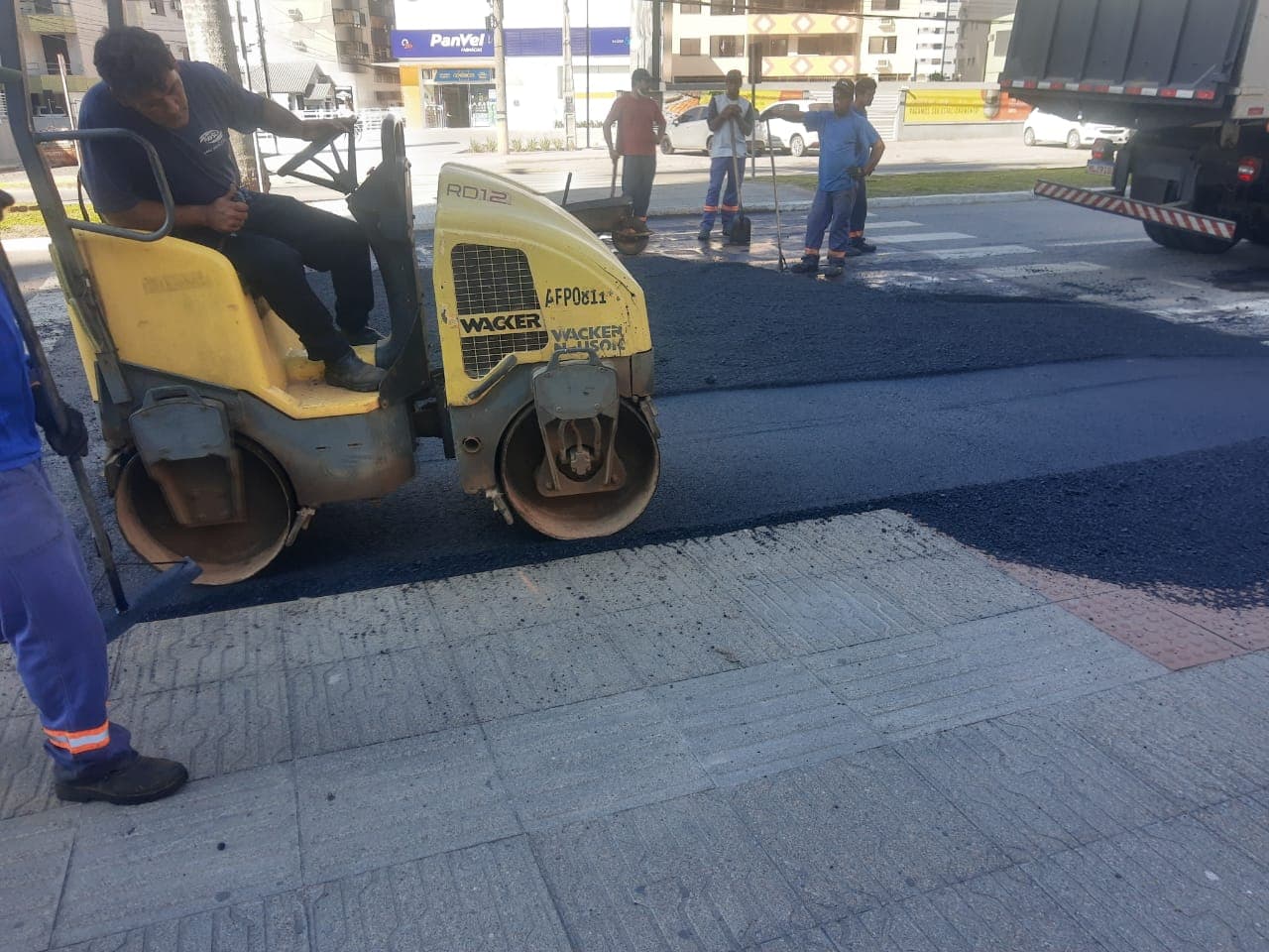 Faixa elevada para pedestres é implantada na avenida Marcolino Martins Cabral