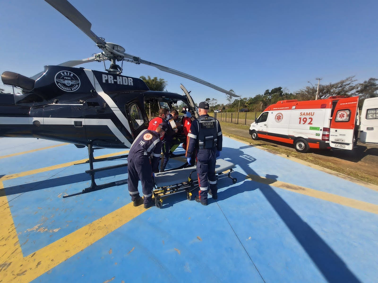 Motociclista é resgatado pelo Serviço Aeromédico após queda em trilha