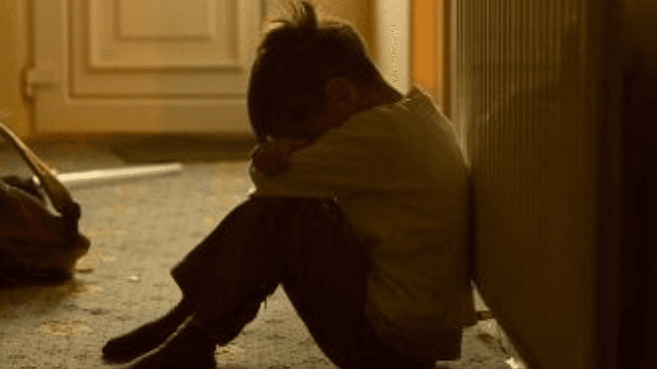 Madrasta é acusada de queimar a língua do enteado com cotonete quente