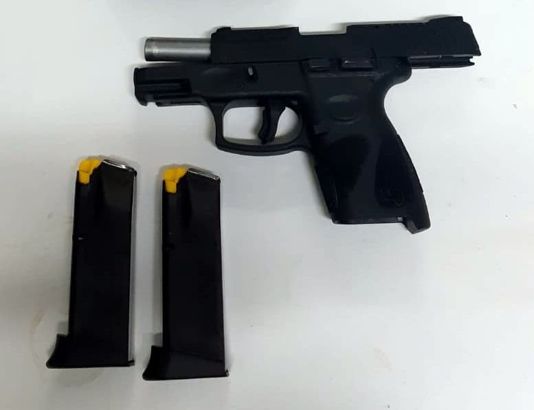 Motorista de aplicativo é flagrado com arma na BR-101