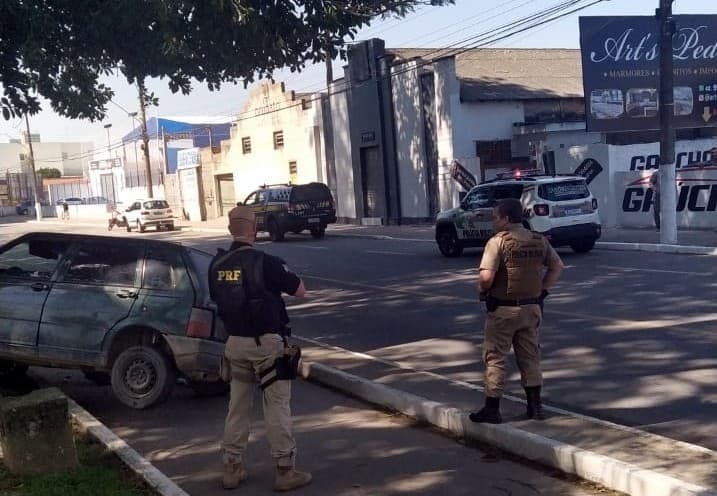 Condutor de carro roubado foge da polícia, coloca pedestres em risco e bate em árvore