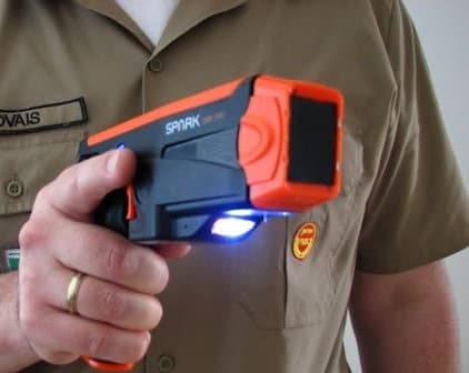 PM usa arma de choque para conter suspeito descontrolado