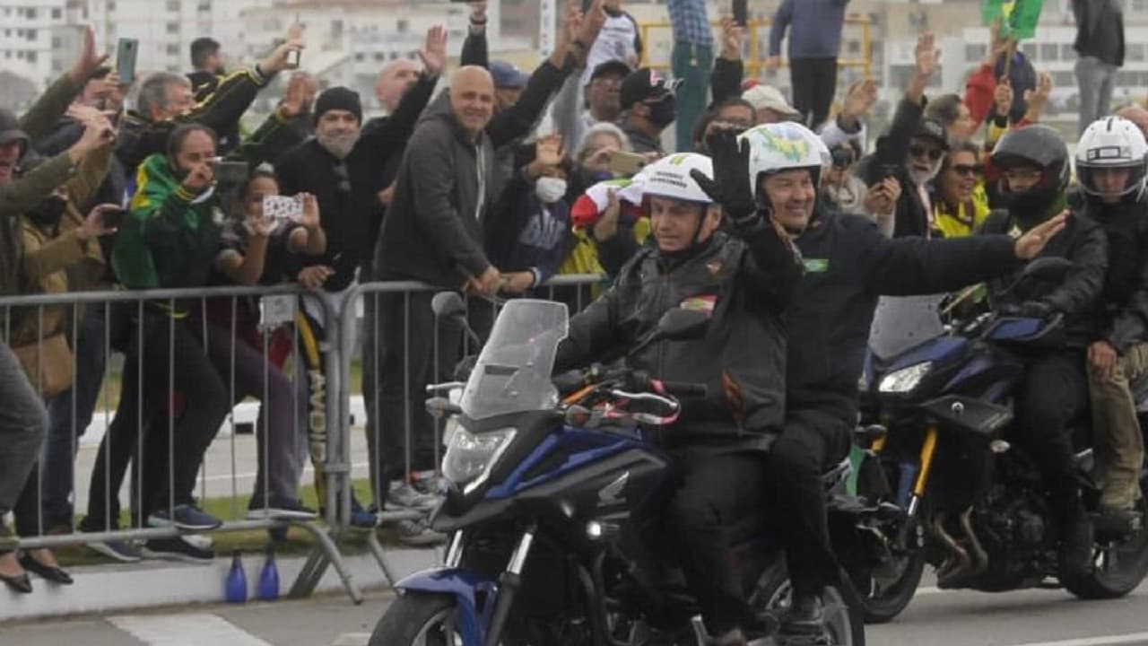 Em ritmo de campanha eleitoral, Bolsonaro faz motociata em Florianópolis