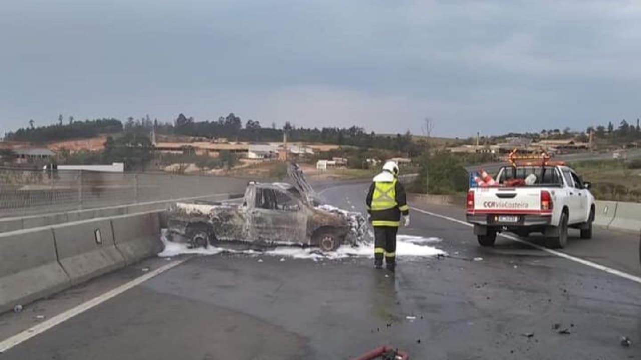 Após capotamento, carro pega fogo na BR-101