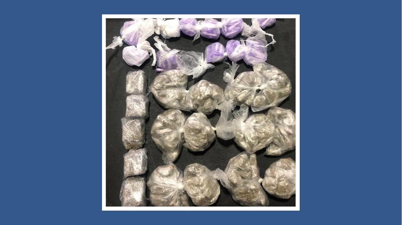 PM apreende mochila com 150 pinos de cocaína e 180 buchas de maconha