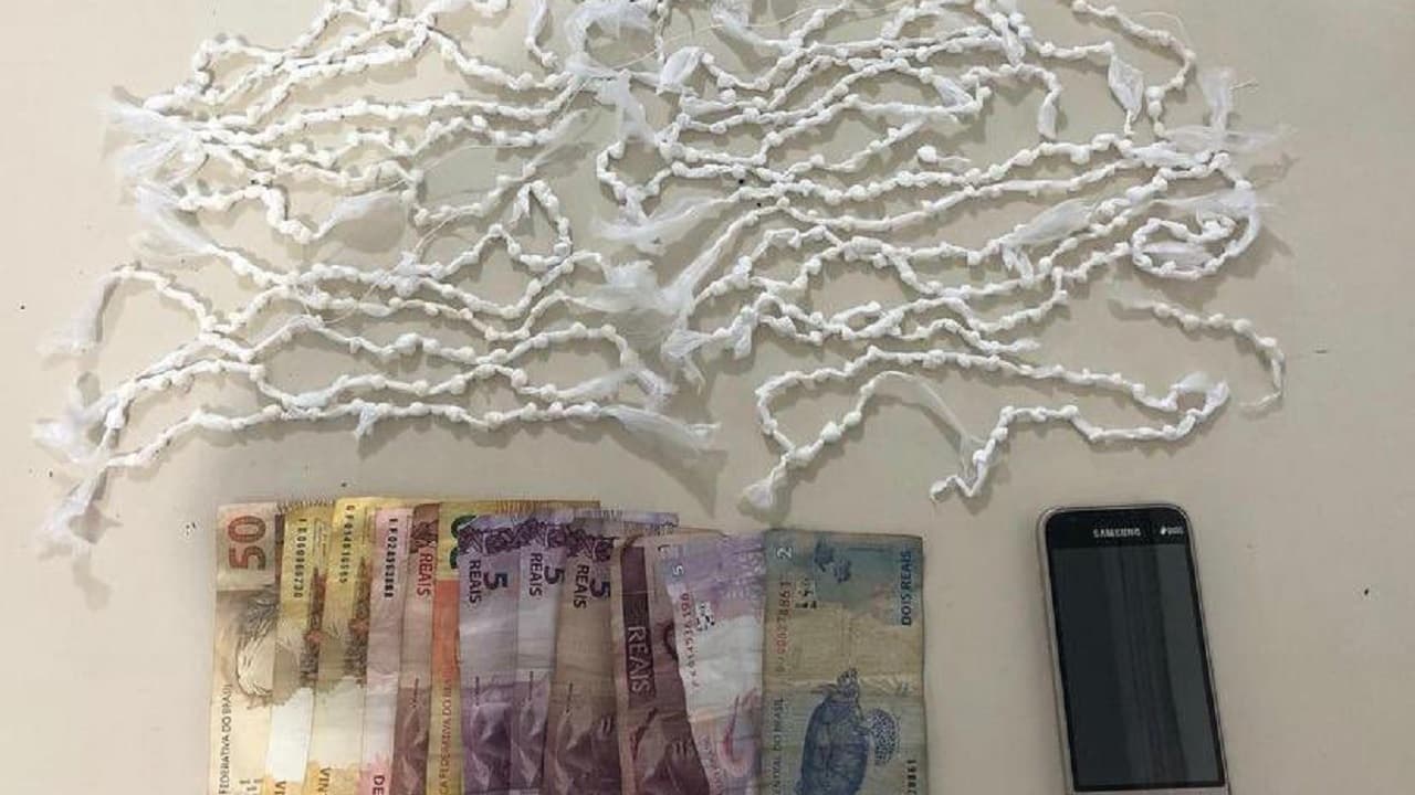 Traficante de 16 anos é flagrado pela polícia; 400 pedras de crack são apreendidas