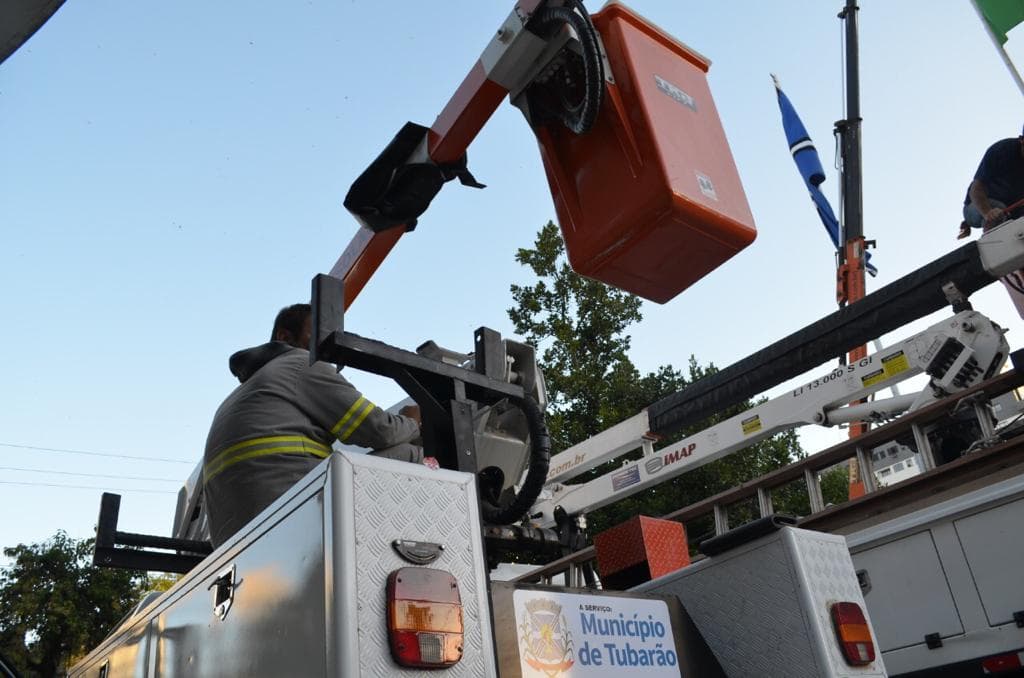Reparos em lâmpadas acionadas durante o dia são executados pela Cosip