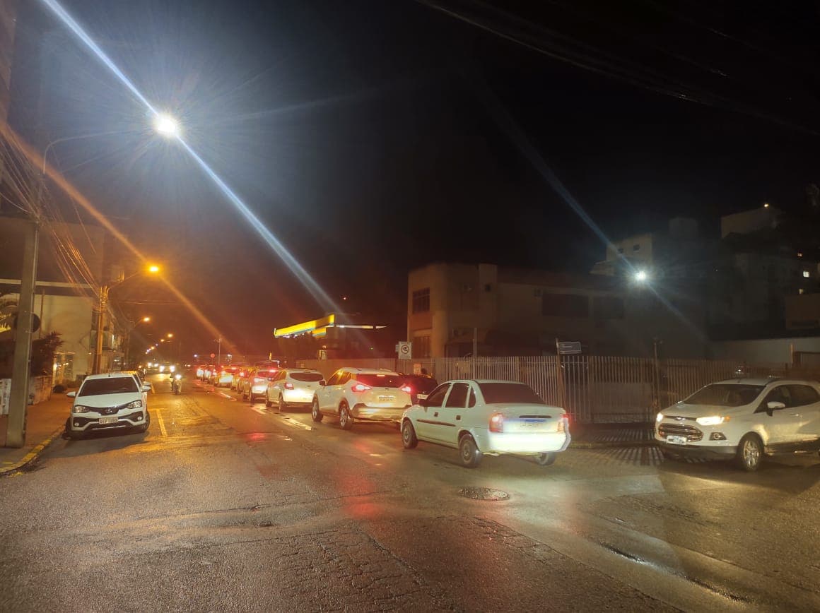 Postos de combustíveis registram filas na noite desta quarta-feira (8)